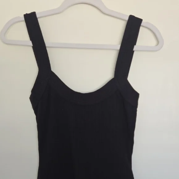 Elegant Black Sleeveless Dress - Picture 3 of 4